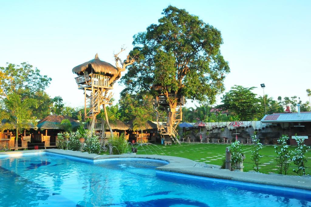 Grand Octagon Resort Laoag Esterno foto