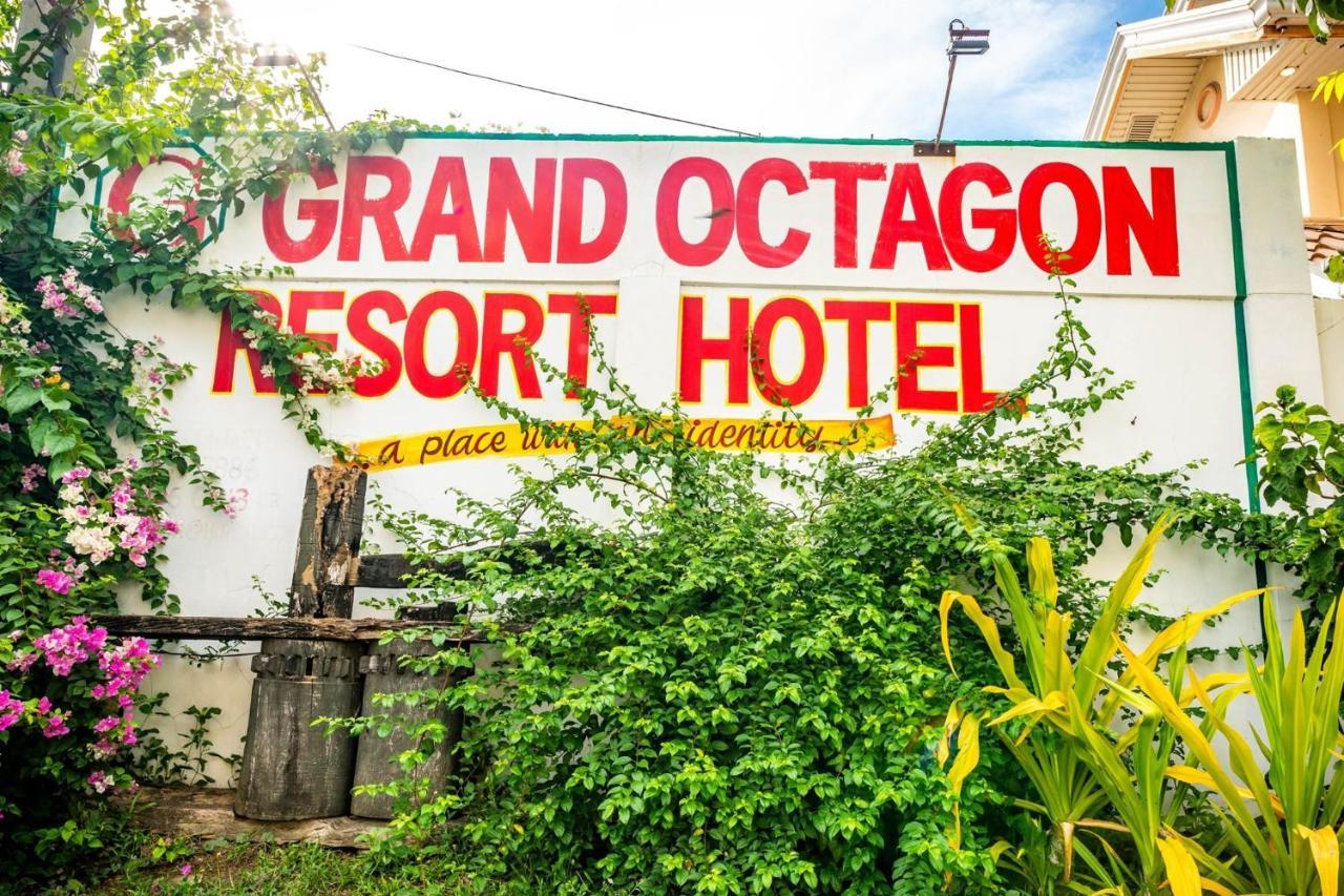 Grand Octagon Resort Laoag Esterno foto